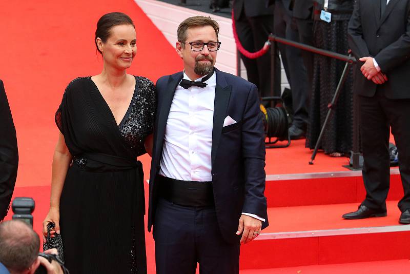 Příjezdem hostů na červený koberec hotelu Thermal začal 56. ročník Mezinárodního filmového festivalu Karlovy Vary. Na snímku Lenka Vlasáková a Jan Dolanský.