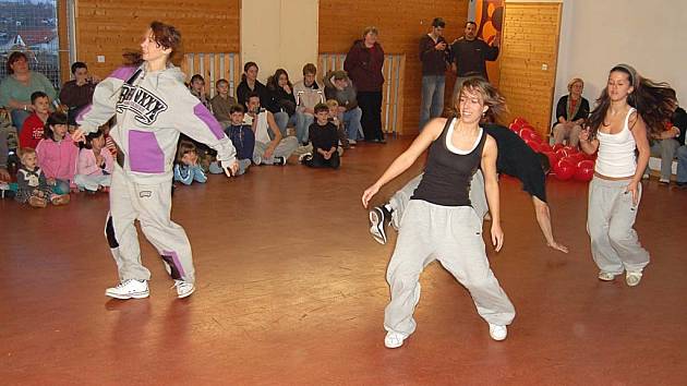 Členové karlovarského RAPpresentu dětem při ukázce streetdance dokázali, že točit se na hlavě, nebo tančit ve stoji na rukou vlastně až tak těžké není.