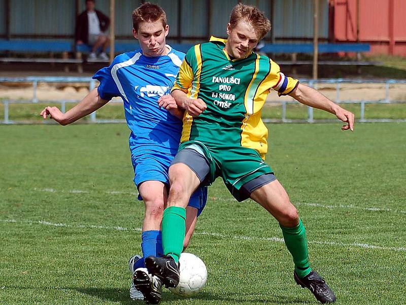 Ve 24. kole krajského pokořili hráči karlovarské Lokomotivy (v modrém) na svém hřišti Chyši (v zeleném) v poměru 2:1.