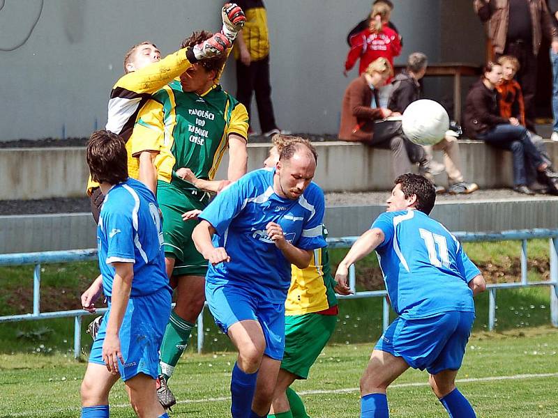 Ve 24. kole krajského pokořili hráči karlovarské Lokomotivy (v modrém) na svém hřišti Chyši (v zeleném) v poměru 2:1.