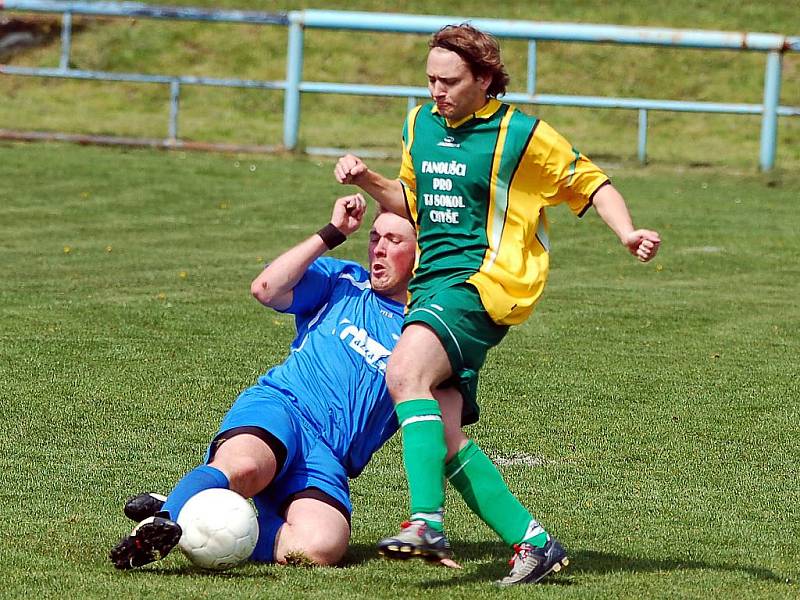 Ve 24. kole krajského pokořili hráči karlovarské Lokomotivy (v modrém) na svém hřišti Chyši (v zeleném) v poměru 2:1.