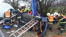 Těžce zraněného řidiče museli vyprostit hasiči. Do nemocnice ho transportoval vrtulník