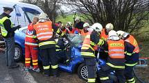 Těžce zraněného řidiče museli vyprostit hasiči. Do nemocnice ho transportoval vrtulník