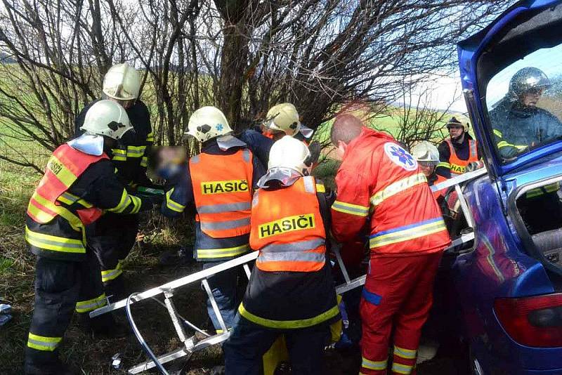 Těžce zraněného řidiče museli vyprostit hasiči. Do nemocnice ho transportoval vrtulník