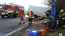 Těžce zraněného řidiče museli vyprostit hasiči. Do nemocnice ho transportoval vrtulník