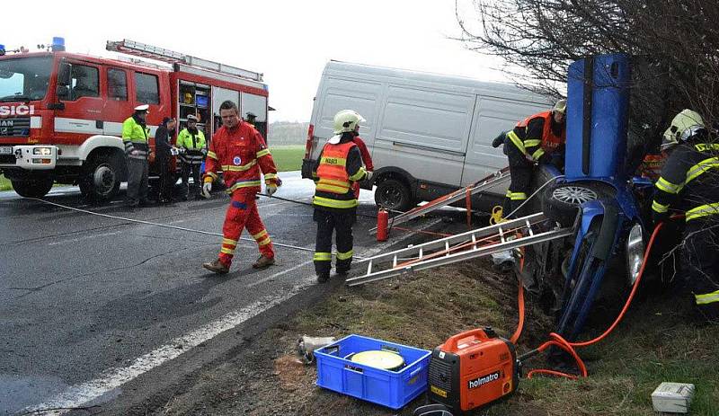 Těžce zraněného řidiče museli vyprostit hasiči. Do nemocnice ho transportoval vrtulník