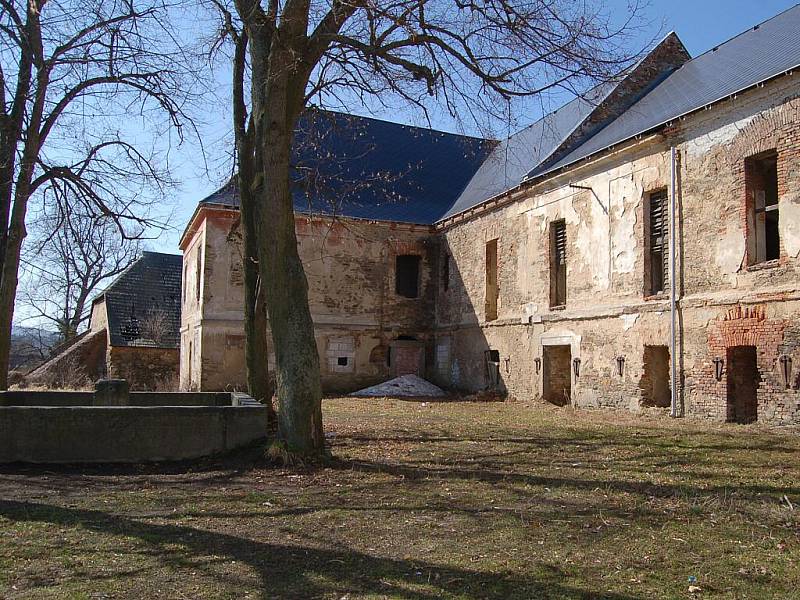 Chátrající zámek. Toužimská radnice hledá pro chátrající zámek využití. Hodlá zde zřídit hospic.