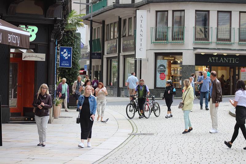 Ulice karlovarského lázeňského území jsou opět plné lidí.