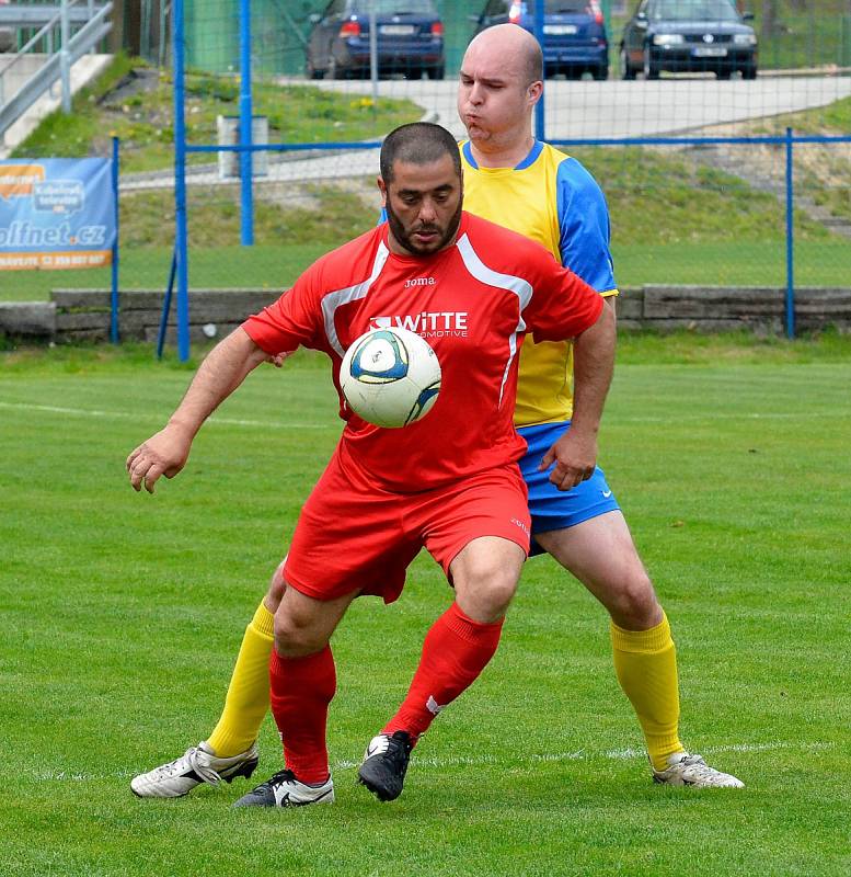 Krušnohorské derby ovládli v domácím prostředí fotbalisté Nejdku B (v červeném), když Nové Hamry pokořili vysoko 8:1.