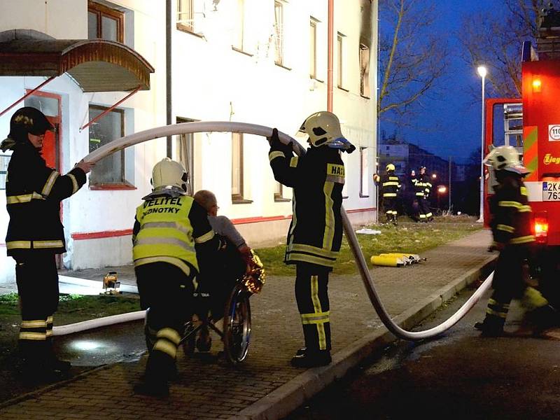 Hasiči zasahovali při požáru ubytovny v Ostrově