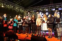 Zpívání koled na Mlýnské kolonádě v Karlových Varech v roce 2019