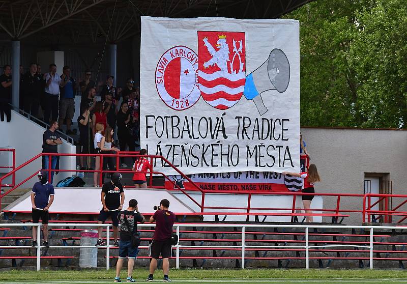 Karlovarská Slavia udělala za jarní částí Fortuna ČFL vítěznou tečku, když v derby porazila Baník Sokolov 5:1.