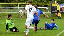 Krajské divizní derby nevyšlo hráčům Mariánských Lázní (v bílém) podle jejich představ, když museli skousnout potupnou prohru 0:6.