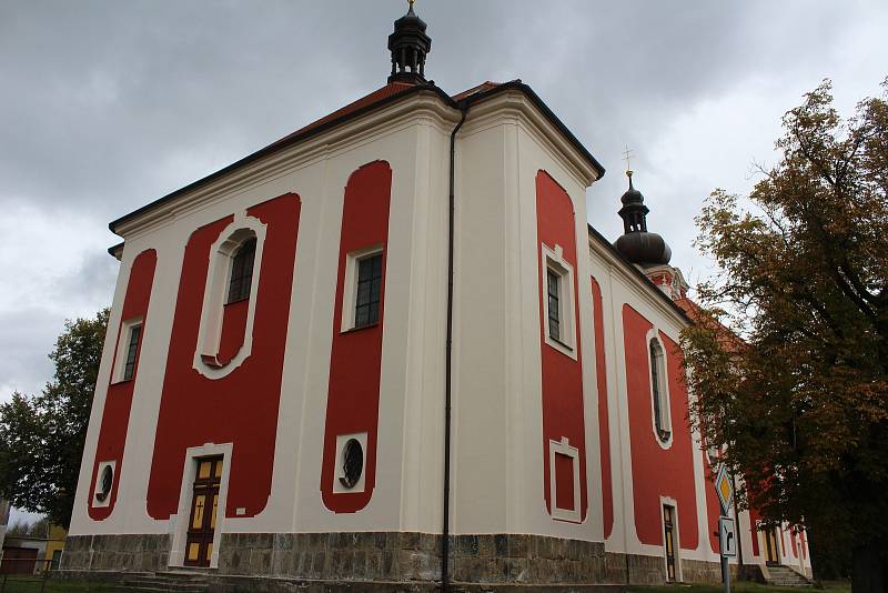 Kostel svaté Anny v Sedleci má novou fasádu.