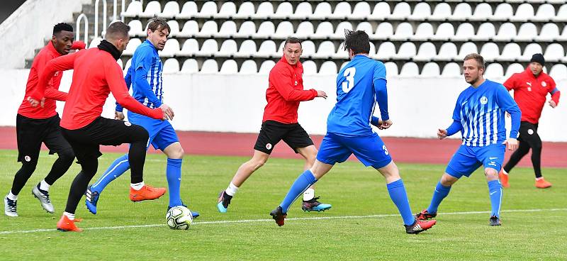 Nezapomenutelný fotbalový zážitek. Ten si připsaly na své konto v rámci projektu Kopeme za fotbal například ostrovský FK či kyselský SK. Oba týmy se totiž střetly právě s pražskou Slavií.