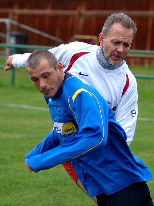 Tři body z Lubů si odvezli borci Hrozňatova (ve černo-modrém) za výhru 5:1.