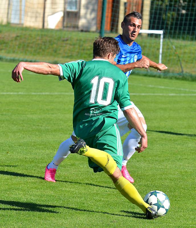 Ostrovský FK (v modrém) si připsal na účet velmi cennou výhru, když v derby pokořil karlovarský 1.FC (v zeleném) v poměru 3:2.