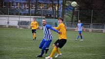 Baníkovci (ve žlutém) sahali v souboji s divizním Ostrovem po senzaci, nakonec prohráli dobře rozehraný duel těsně 2:3.