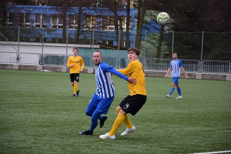 Baníkovci (ve žlutém) sahali v souboji s divizním Ostrovem po senzaci, nakonec prohráli dobře rozehraný duel těsně 2:3.