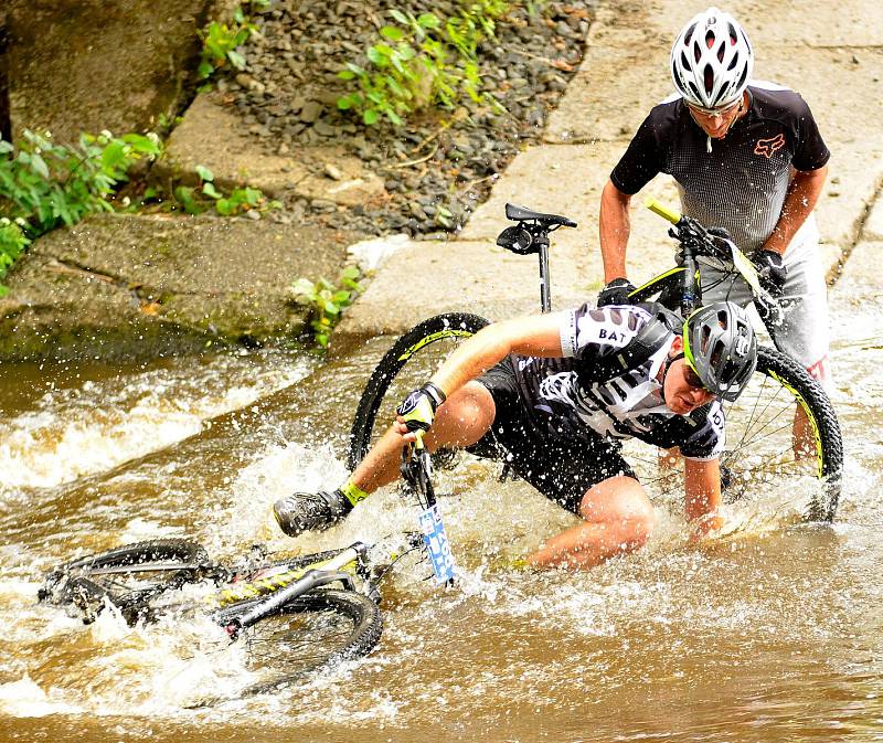 Nevyzpytatelný brod u tenisového areálu Gejzírpark nadělal v rámci 19. ročníku Karlovarského  AM bikemaratonu nejednomu bikerovi nemálo starostí, když někteří z nich se nedobrovolně vykoupali. Jak tomu bude letos?