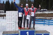 Hned dvě medaile vybojovali na mistrovství republiky starších dorostenců ve sprintu lyžaři Slovanu Karlovy Vary. Zlato bral Kuba Rádl a bronz Honza Kronika. Vlevo je stříbrný Dan Máka z Vrchlabí.