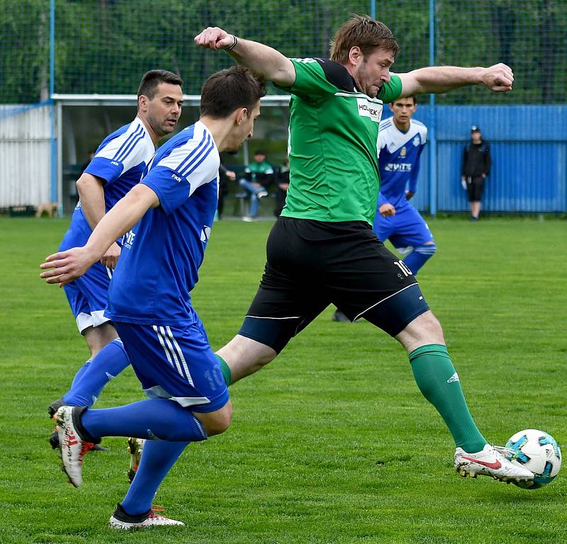 FK Nejdek (v modrém) slavil sté výročí duelem s karlovarskou Energií, remízou 8:8.