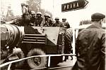 Výročí okupace 21. srpna 1968 si připomínají i Karlovy Vary, kde se lidé jen tak nechtěli vzdát. Sovětské tanky neunesl most ve Dvorech. Ulice byly plné lidí.