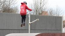 Ostrovský skatepark je opět otevřený. V sobotu zde dováděli kluci na koloběžkách.