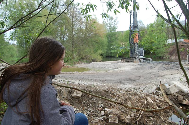 VRTNÉ SOUPRAVY už najely k Ohři, aby mohla začít stavba pilířů nového mostu v Doubí.