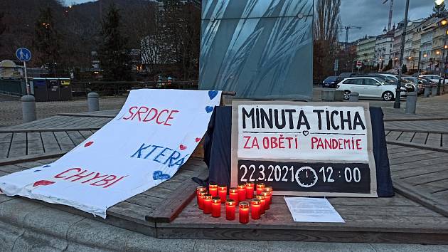 Karlovy Vary jsou zřejmě jediným městem, kde byly v neděli večer zapáleny svíčky za všechny obyvatele České republiky, kteří zemřeli v důsledku covidu-19.