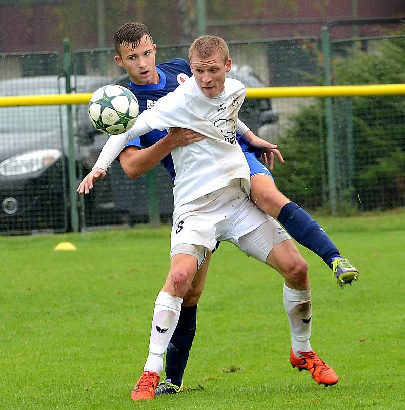 Krajské divizní derby nevyšlo hráčům Mariánských Lázní (v bílém) podle jejich představ, když museli skousnout potupnou prohru 0:6.