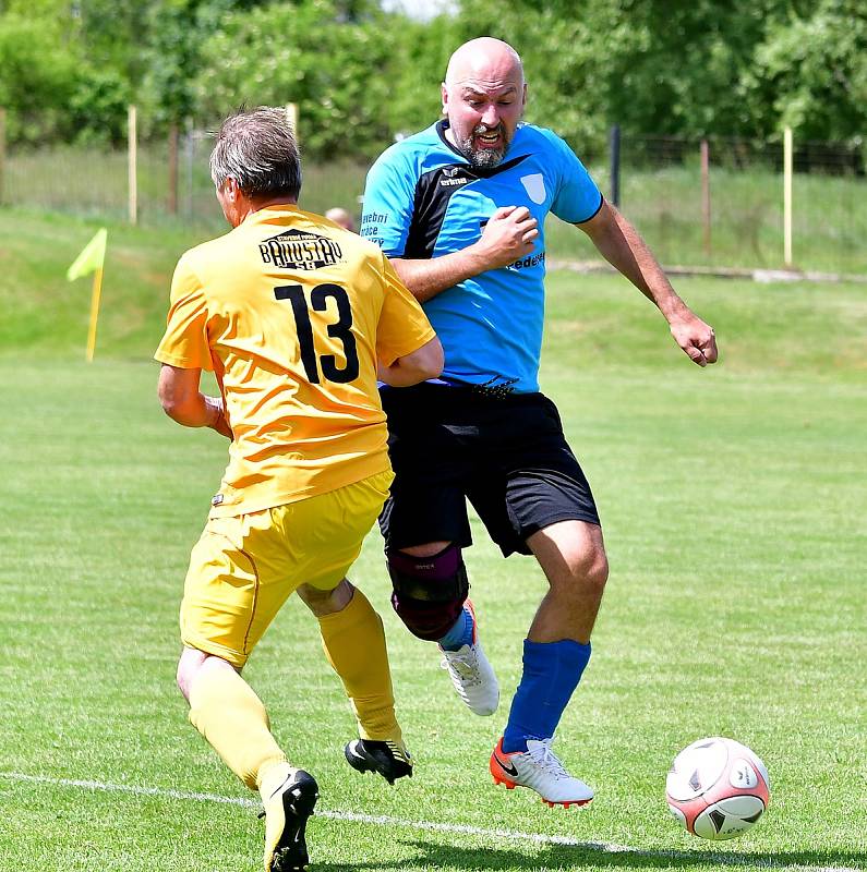 V prvním zahajovacím utkání Turnaje OFS dosáhly na výhru Božičany (ve žlutém), které ve skupině B porazily Kyselku v poměru 6:1.