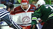 Hokejisté HC Energie Karlovy Vary (v zeleném) hostili v prvním kole WSm ligy celek Frýdku - Místku.