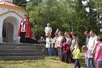 Od soboty 16. května se kaplička sv. Jana Nepomuckého u Žlutic může chlubit obrazem tohoto světce. Na malou slavnost přišly v tento den ke kapličce desítky lidí.