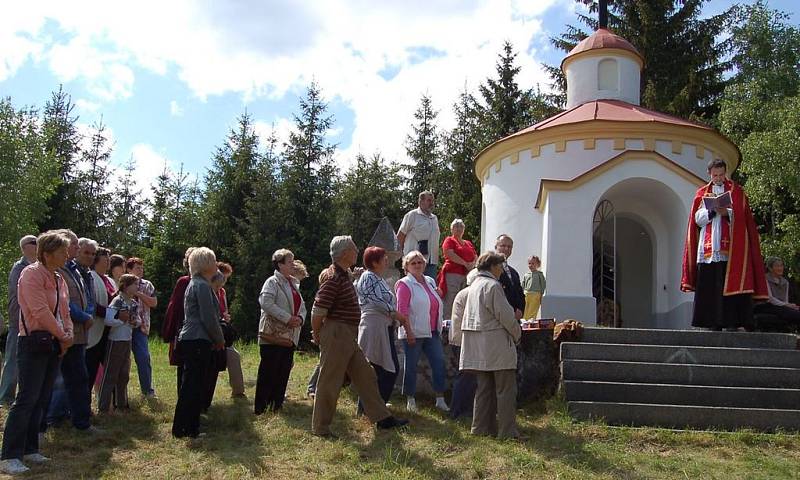 Od soboty 16. května se kaplička sv. Jana Nepomuckého u Žlutic může chlubit obrazem tohoto světce. Na malou slavnost přišly v tento den ke kapličce desítky lidí.