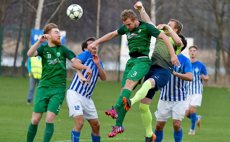 Fotbalisté Ostrova dosáhli proti Nymburku (v zeleném) na důležitou výhru 3:2.