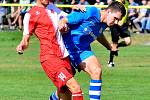 První podzimní prohru v ČFL musela skousnout po duelu se Štěchovicemi (v modrém) karlovarská Slavia, která nakonec prohrála v poměru 0:2.