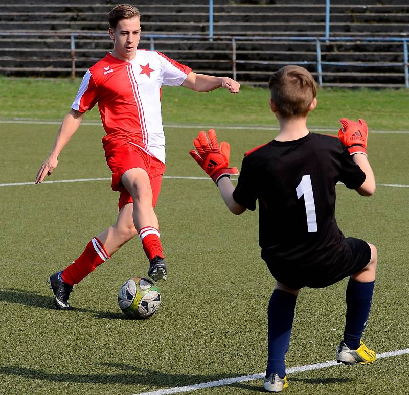 Slávisté v domácím prostředí dosáhli na jedenáctou výhru, když pokořili Kadaň (v modrém) 5:1.