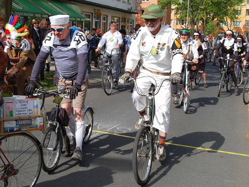 TOUR de Kolečko se vrátilo a slavilo úspěch. Na start cyklistického pelotonu se postavilo přes sedmdesát nadšenců. 