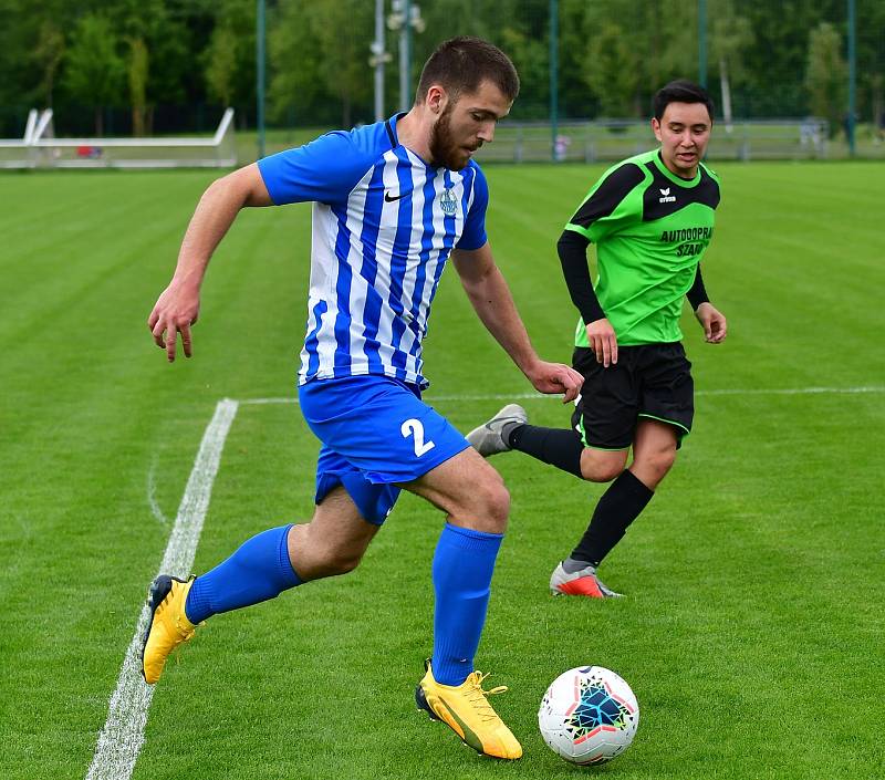 Královské Poříčí (v zeleném) odehrálo s Ostrovem velmi dobré utkání, i přesto nakonec prohrálo 0:2.