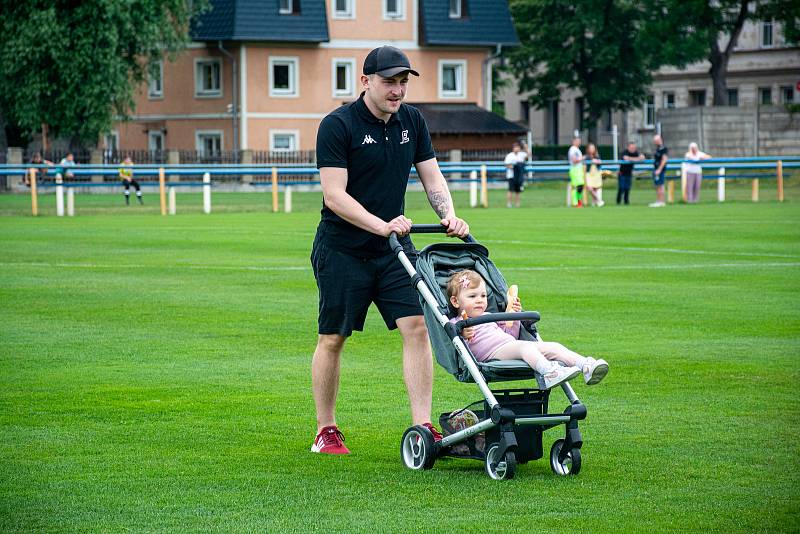 Hokejisté HC Energie na úvod své tour podlehli 3:5 Výběru Karlovarska.