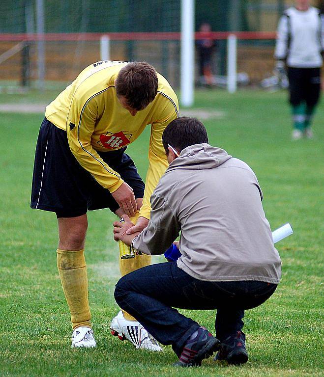 O největší podzimní nadílku v rámci desátého kola krajského přeboru se na svém stadionu postarali fotbalisté Toužimi (ve žlutém) soupeři z Hazlova totiž nasázeli neuvěřitelných jedenáct branek (11:1).