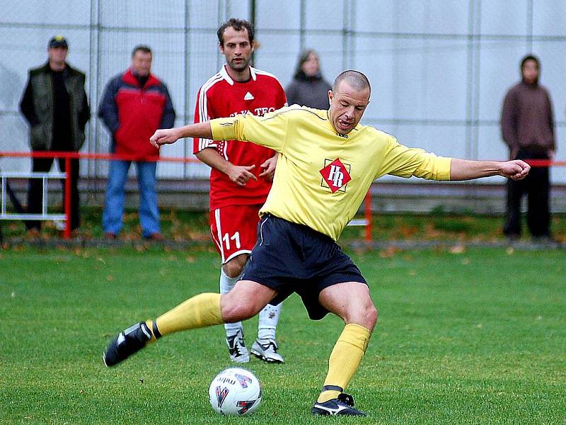 O největší podzimní nadílku v rámci desátého kola krajského přeboru se na svém stadionu postarali fotbalisté Toužimi (ve žlutém) soupeři z Hazlova totiž nasázeli neuvěřitelných jedenáct branek (11:1).