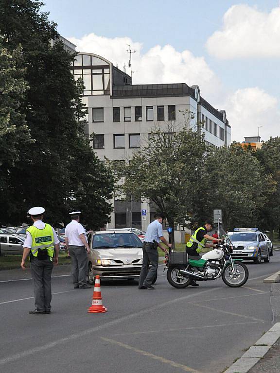 V úterý 2. srpna došlo k dopravní nehodě osobního automobilu a policejního motocyklu na karlovarské Západní ulici