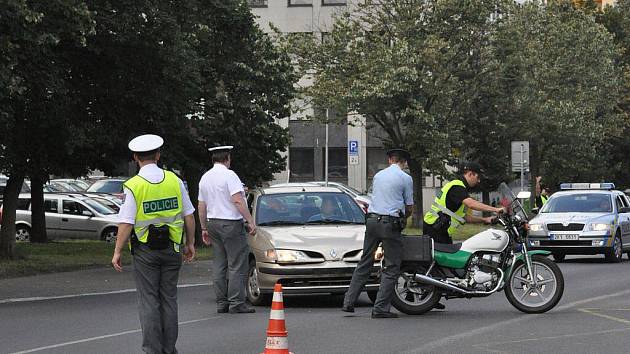 V úterý 2. srpna došlo k dopravní nehodě osobního automobilu a policejního motocyklu na karlovarské Západní ulici