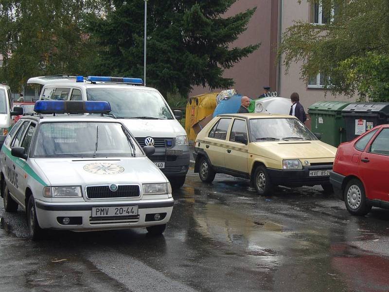 V kontejneru ve Fibichově ulici ve Staré Roli bylo objeveno tělo mrtvého muže. Místo nálezu v pátek dopoledne prohledával tým kriminalistů. Zda byla příčina smrti násilná, či nikoliv, zatím policisté vyšetřují.