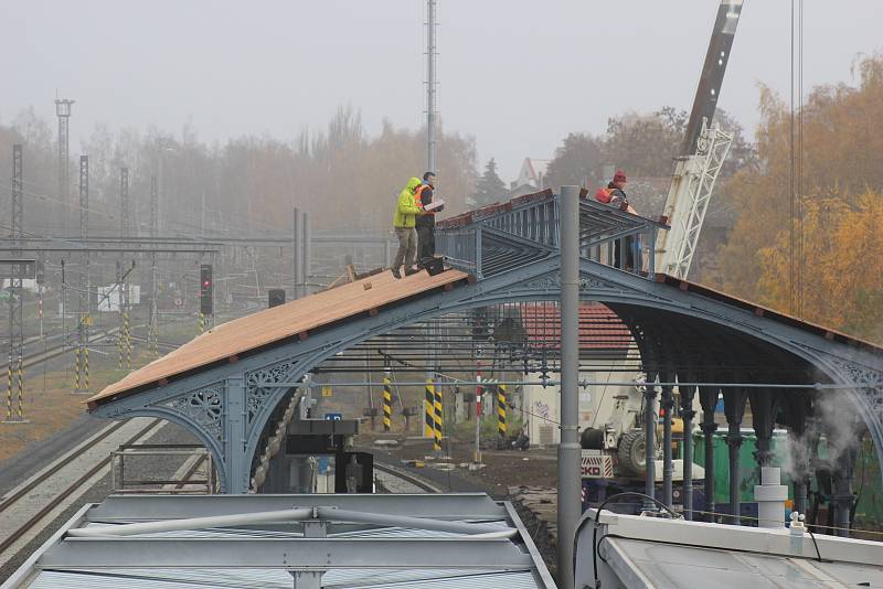 Z původního karlovarského horního nádraží nezůstalo vůbec nic a staré objekty nahradila moderní budova