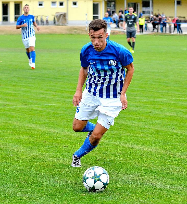 Cennou výhru 1:0 ukořistil před svými fanoušky ostrovský FK, který udolal v poměru 1:0 Mostecký FK (v šedém).