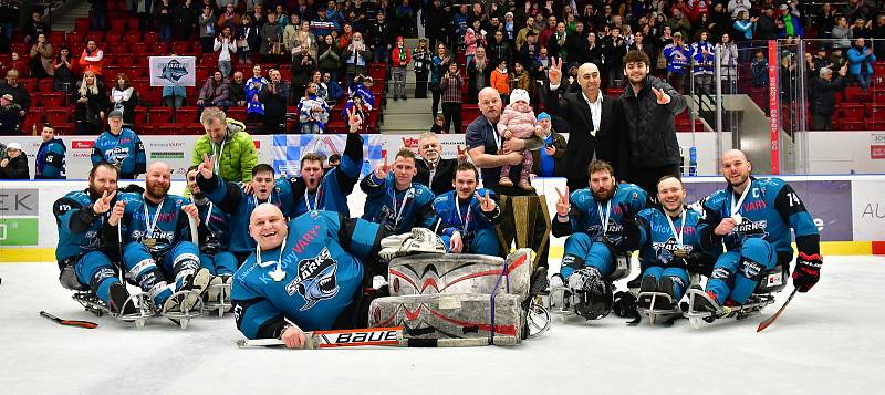 Para hokejisté SKV Sharks Karlovy Vary uhájili para hokejový trůn. V KV Aréně obstál nejlepší tým základní části i ve druhé finálové bitvě, ve které slavil výhru 6:3 nad Zlínem.