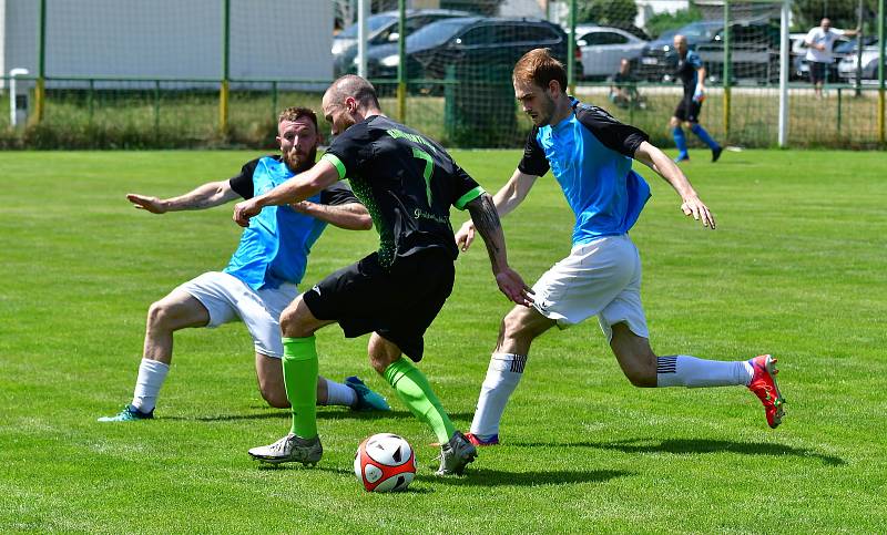 Fotbalisté Vintířova na závěr krajského přeboru zdemolovali Hroznětín v poměru 8:1, a pak se mohli naplno pustit do mistrovských oslav.